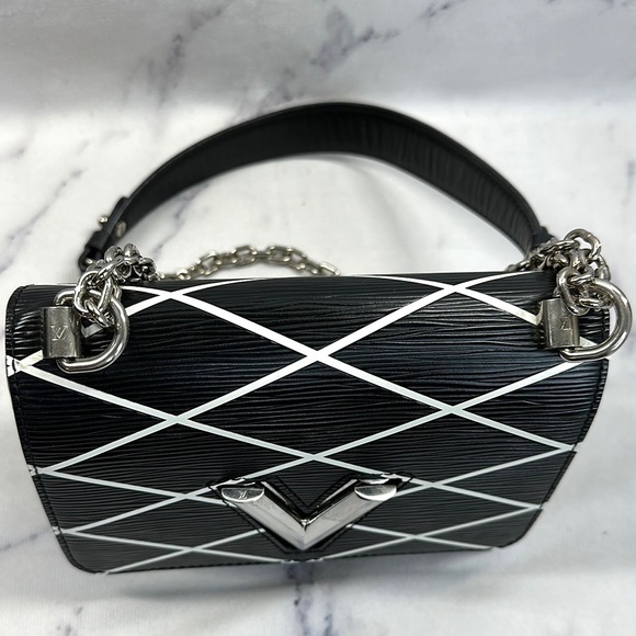 LOUIS VUITTON EPI TWIST - Picture 4 of 17